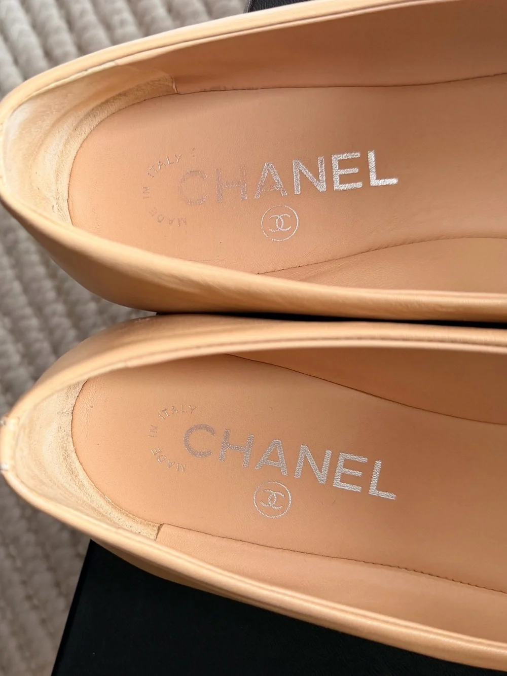 CHANEL Lambskin Beige Leather Flats with Black Cap Toe sz 40